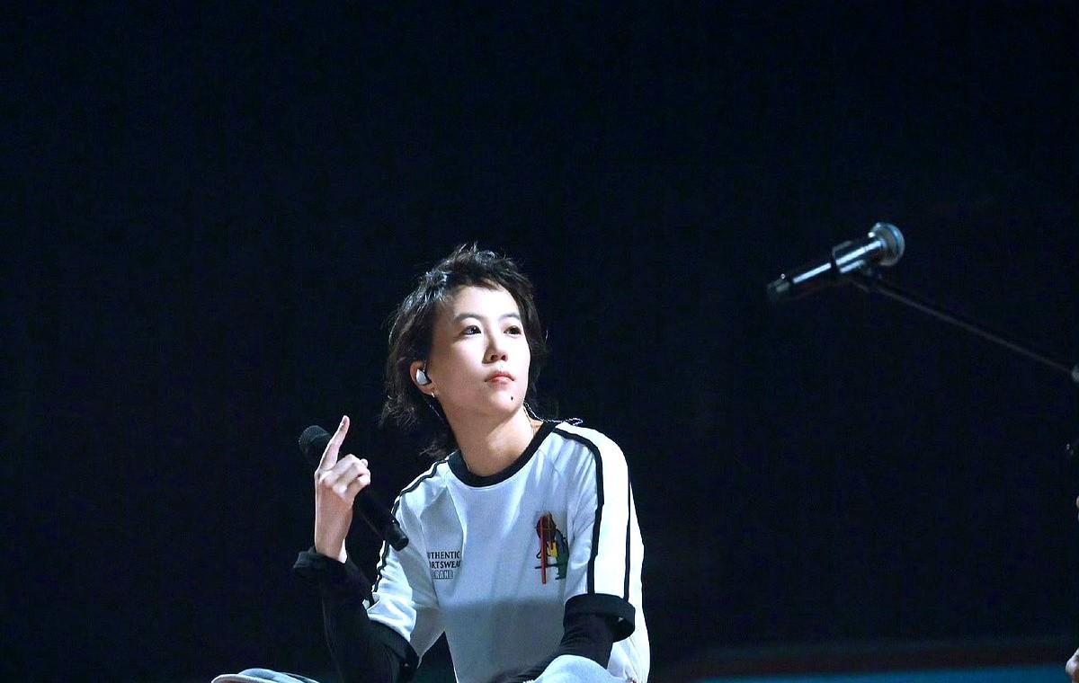 王菲两个女儿，一个掀桌一个收桌一个把夜店灯开到最亮，一个把录音棚灯调到最暗