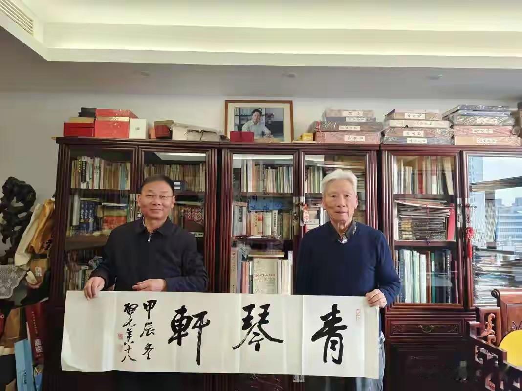认识一个美院书法专业的姑娘，毕业四年，全班三十个同学，现在还天天写字的就剩仨人。