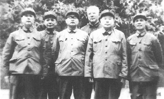 1978年，王直在龙岩与上杭籍老战友合影。左起王胜、刘凯夫、陈茂辉、王培臣、王直