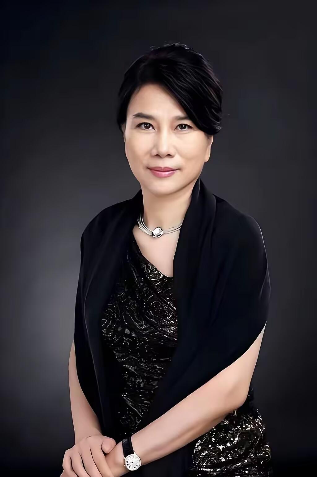 董明珠说：“就得让有钱人多交点税。你看我年薪500万，扣掉45%的税，手里还能剩