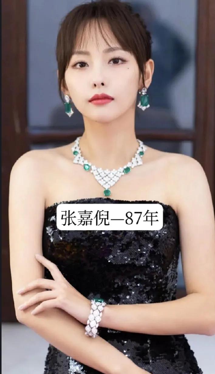 邵晴除了年轻单纯，感觉还是没有还是张嘉倪有能力的。你看，张嘉倪这戴着的是祖母绿