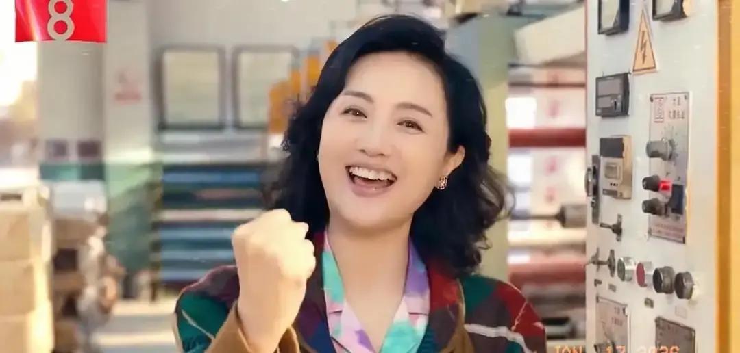 朱媛媛拍《小城大事》时高烧39度，贴着膏药咳着演完八小时法庭戏，现场没人看出她病