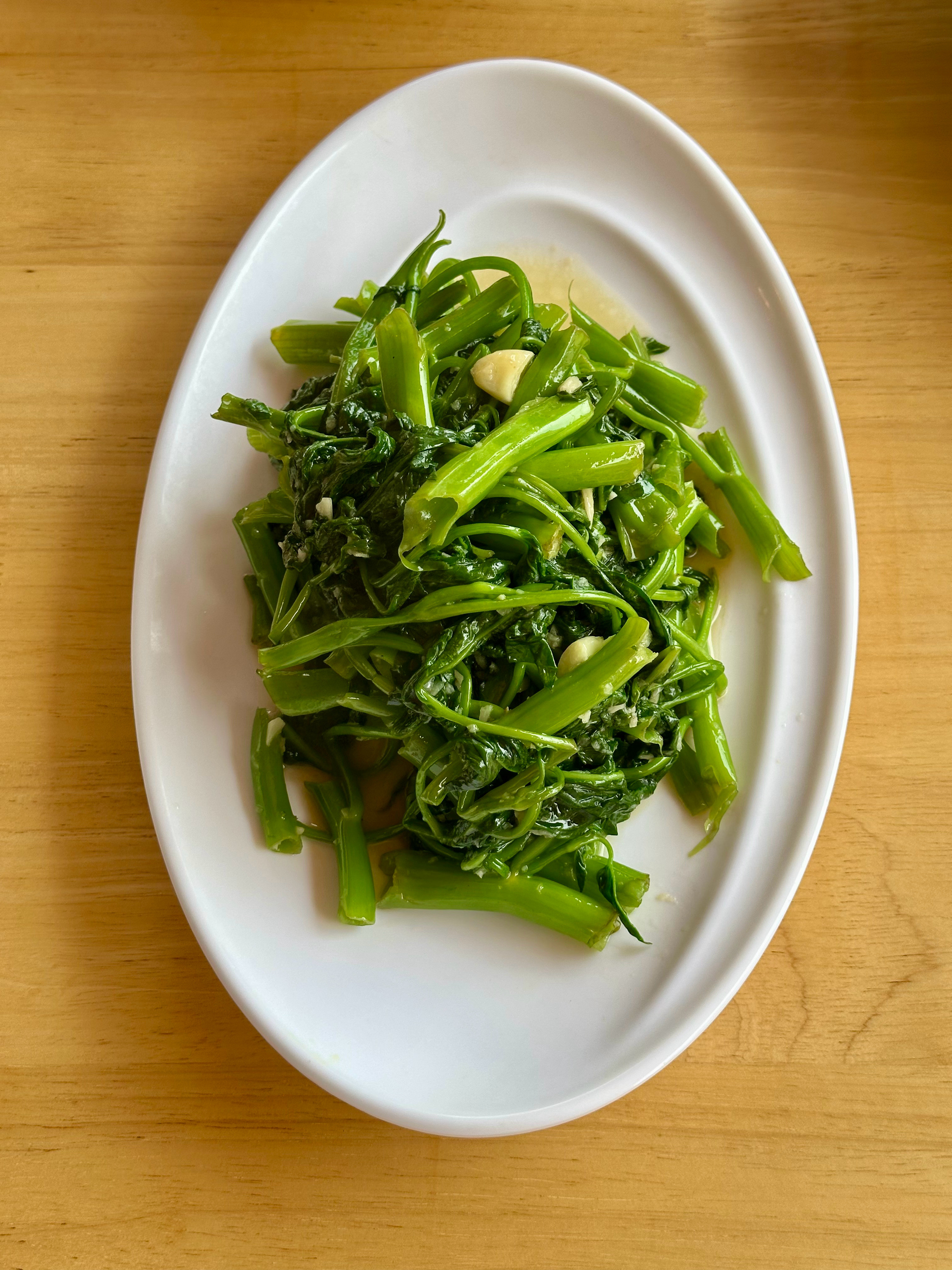 仔姜牛肉、炒藤藤菜、烧椒皮蛋、番茄圆子汤。全是下饭好菜，情不自禁夹了几片回锅肉