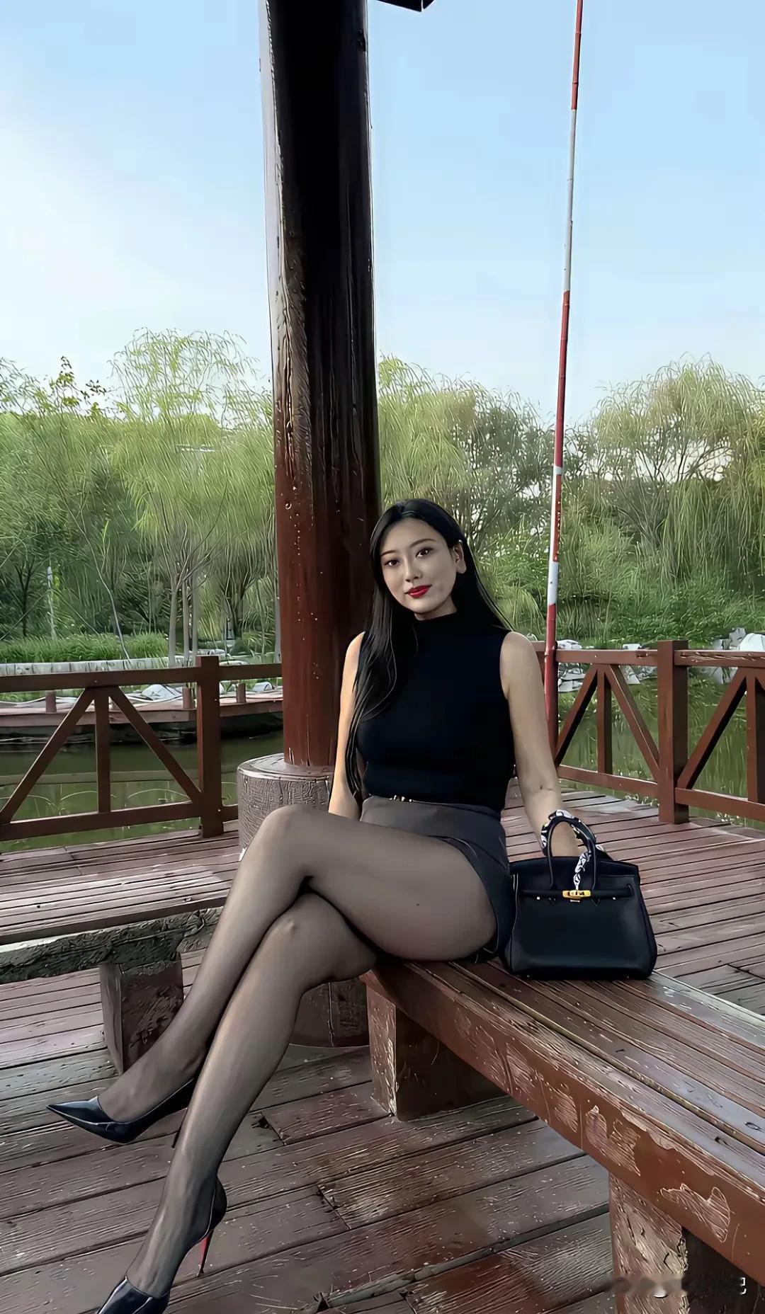 在湖边木廊，伴着微风与绿意，享受这一刻的休闲～