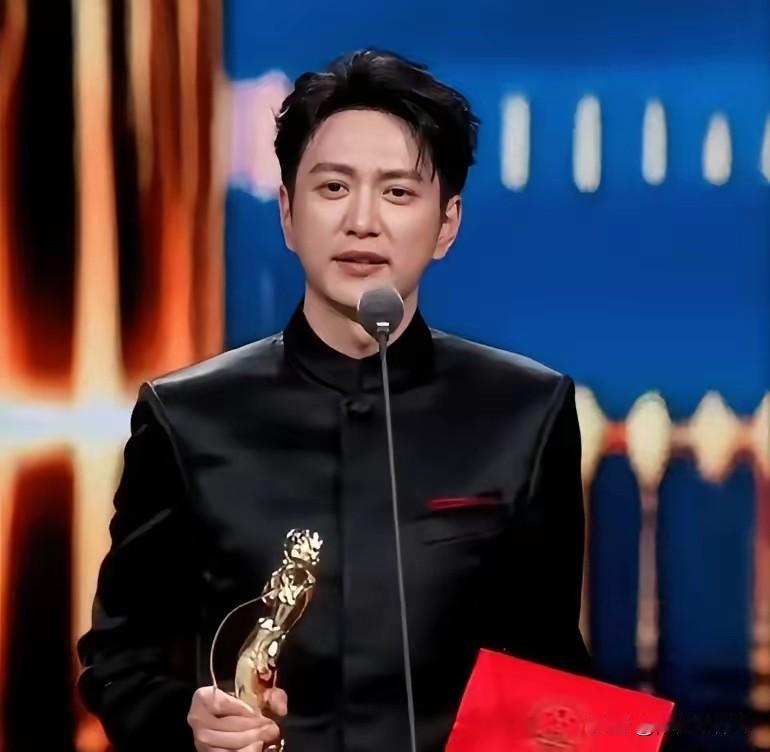 最没想到的是，昨晚台上那个把获奖感言讲成教科书的人，居然是从法律系退学的。