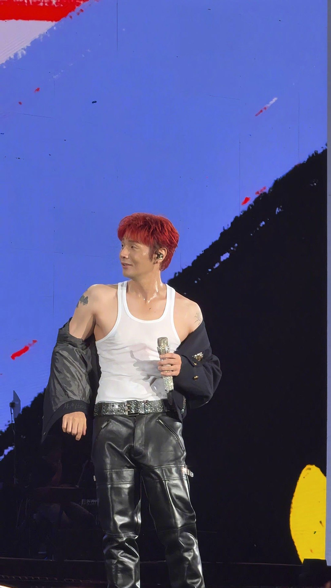 李荣浩怎么瘦成这样了这变化，谁看了不说一句“瑞斯拜”！李荣浩用“早睡比运动管用