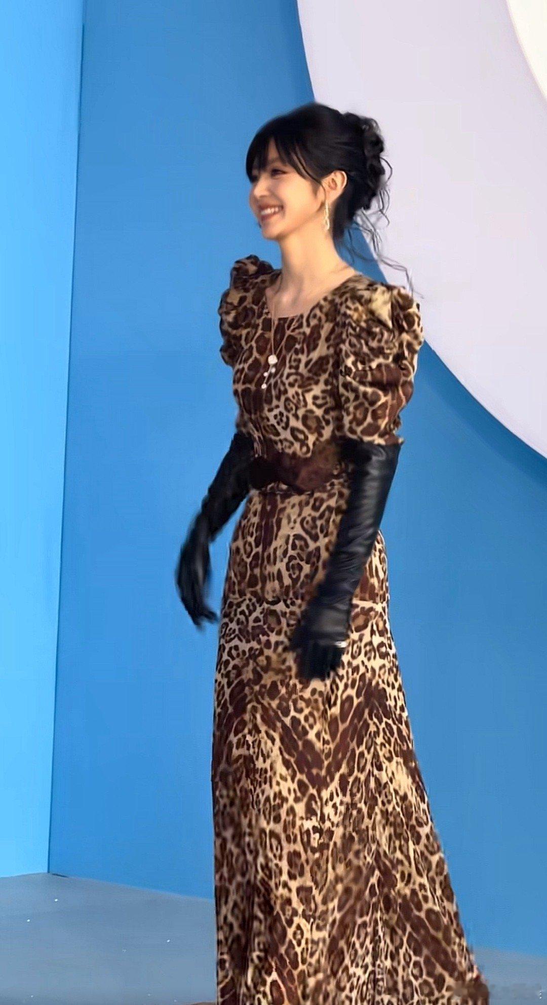 田曦薇怎么这么美啊，漂亮大方身材还好，无论是身高身材还是长相都是令人羡慕的