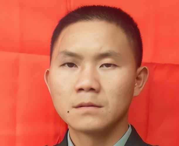 2001年春运期间，成都开往武昌的列车上突发惊人乱象，足足76名携带刀具的歹徒霸