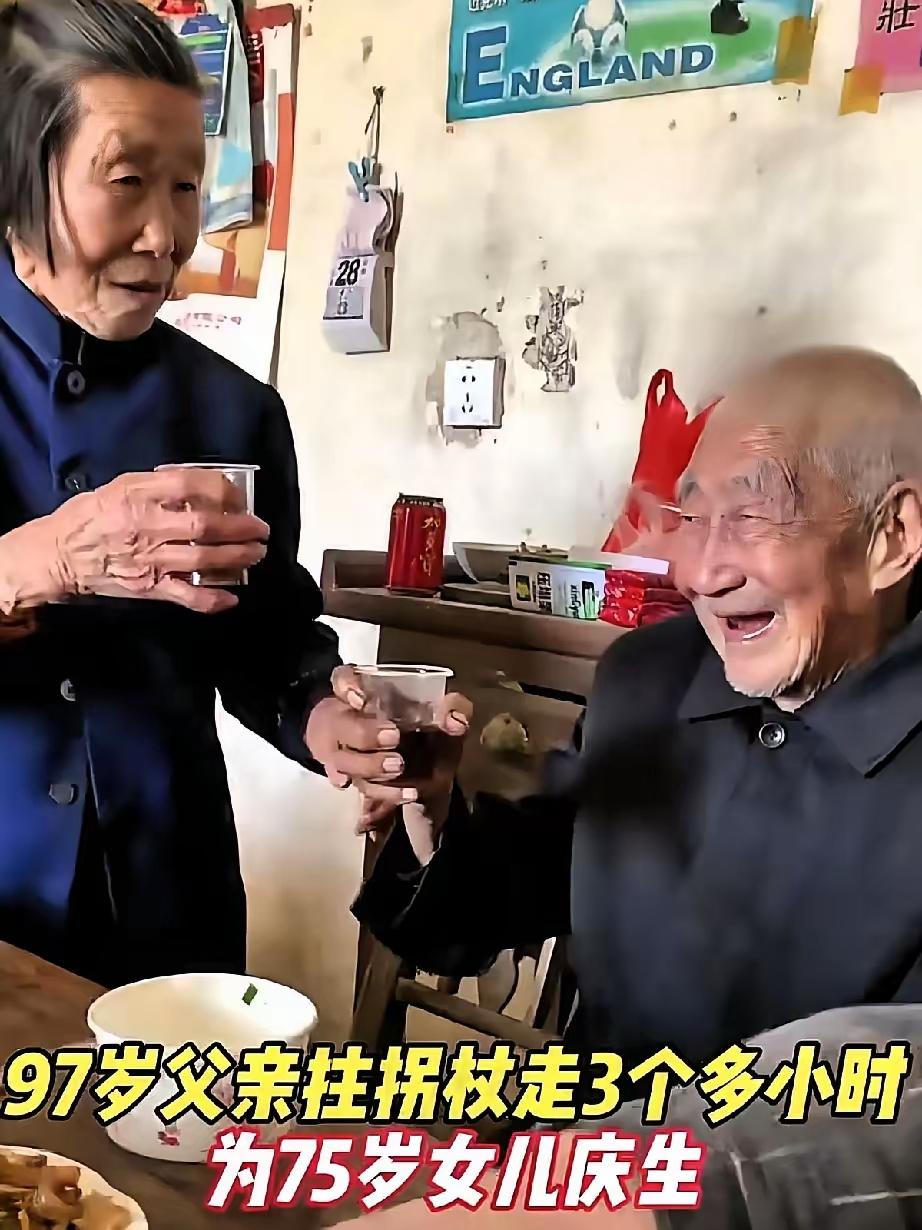 我的天爷！湖北，75岁老人过生日，饭菜刚上桌，院门吱呀一响，她抬头一看，惊得筷子