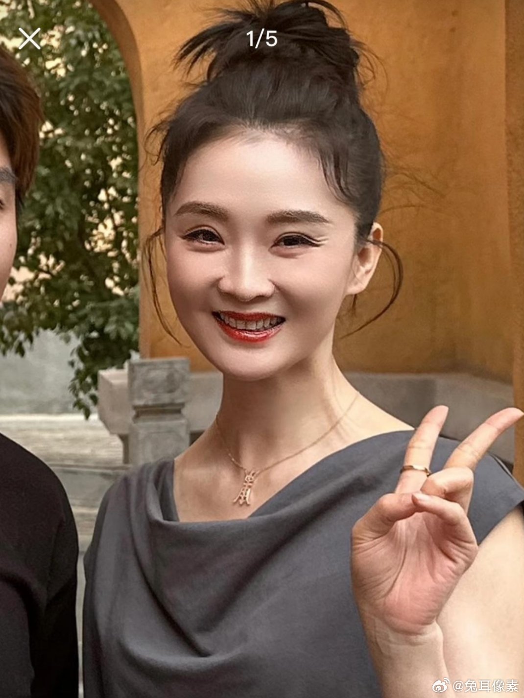 50岁的晴儿王艳除了多了点皱纹，真是和年轻时一模一样​​​