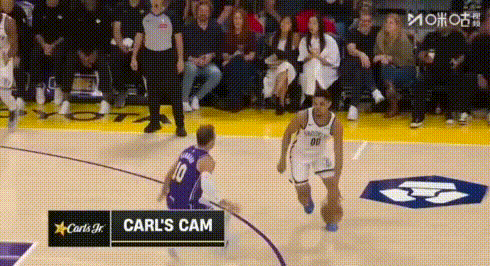 我的尾椎骨——米诺特这超远砸扣把自己弹起来了！这么远距离隔着海斯就要扣，当自己