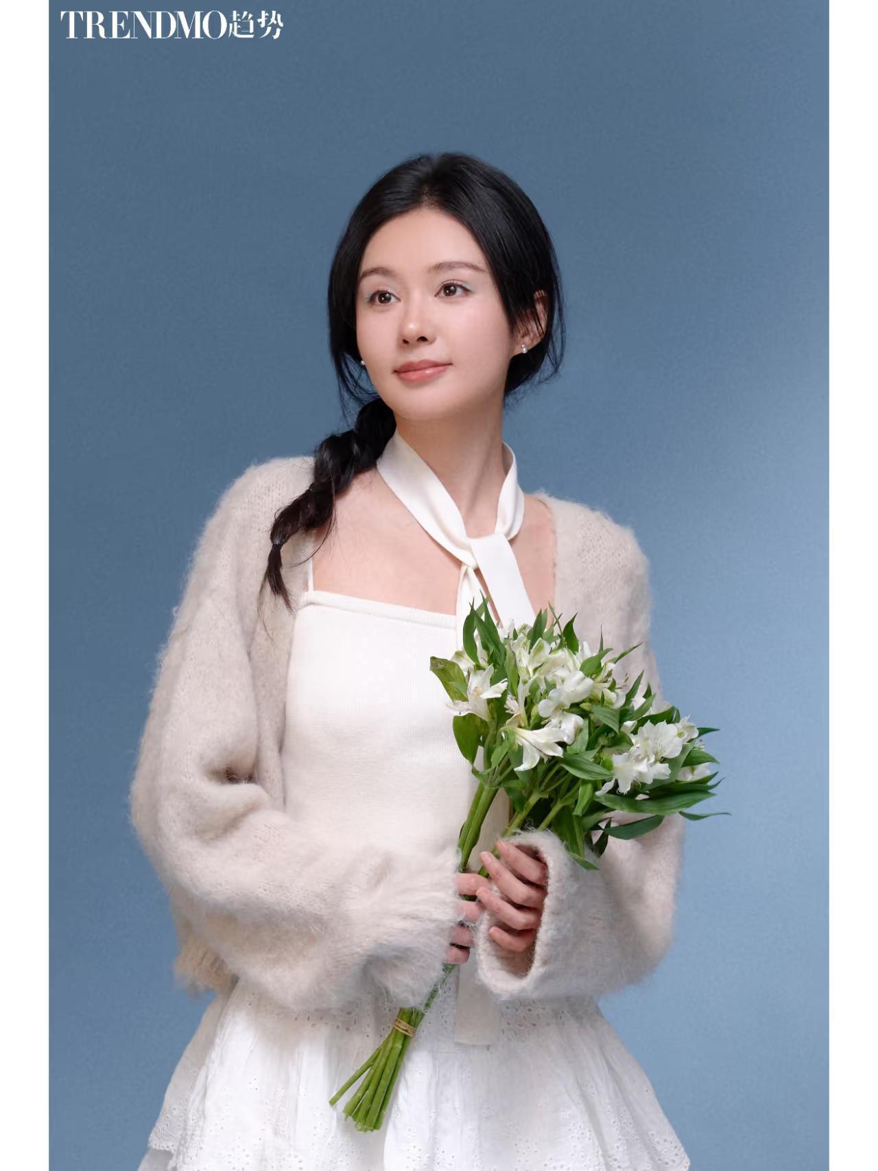 郑合惠子的家世背景奶奶，郑月凤，81岁，是一名解放军士官，她16岁考入南京陆