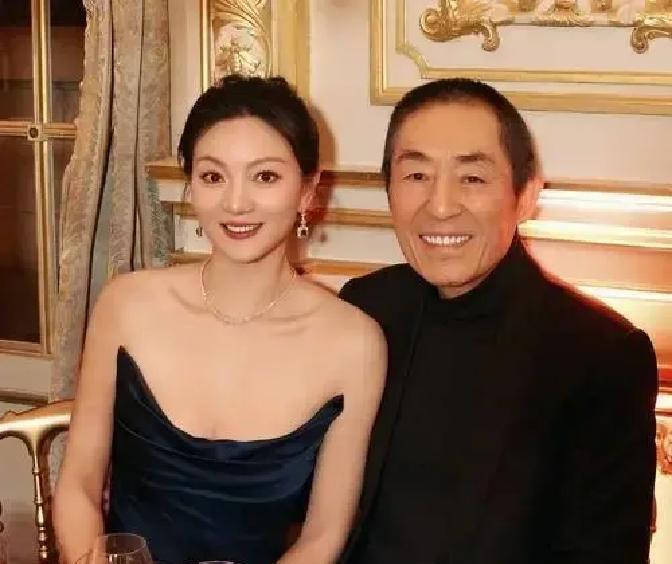 张艺谋一家五口其乐融融，儿子张壹男都开始跟着老爸学拍电影了。可王石那边呢？跟