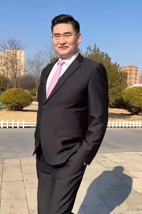 朱之文真是个神奇的人物，你别看他平时窝窝囊囊不修边幅，挺着个大肚子，人没到肚子倒