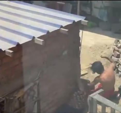 秘鲁在利马科马斯区，一名男子因在家中吸食非法药物发生争执，随后对其69岁的母亲