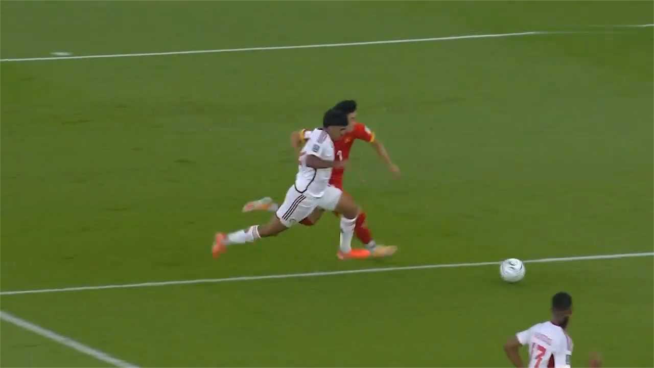 太刺激！还原越南加时1v5逆天绝杀阿联酋晋级四强，全队疯狂庆祝