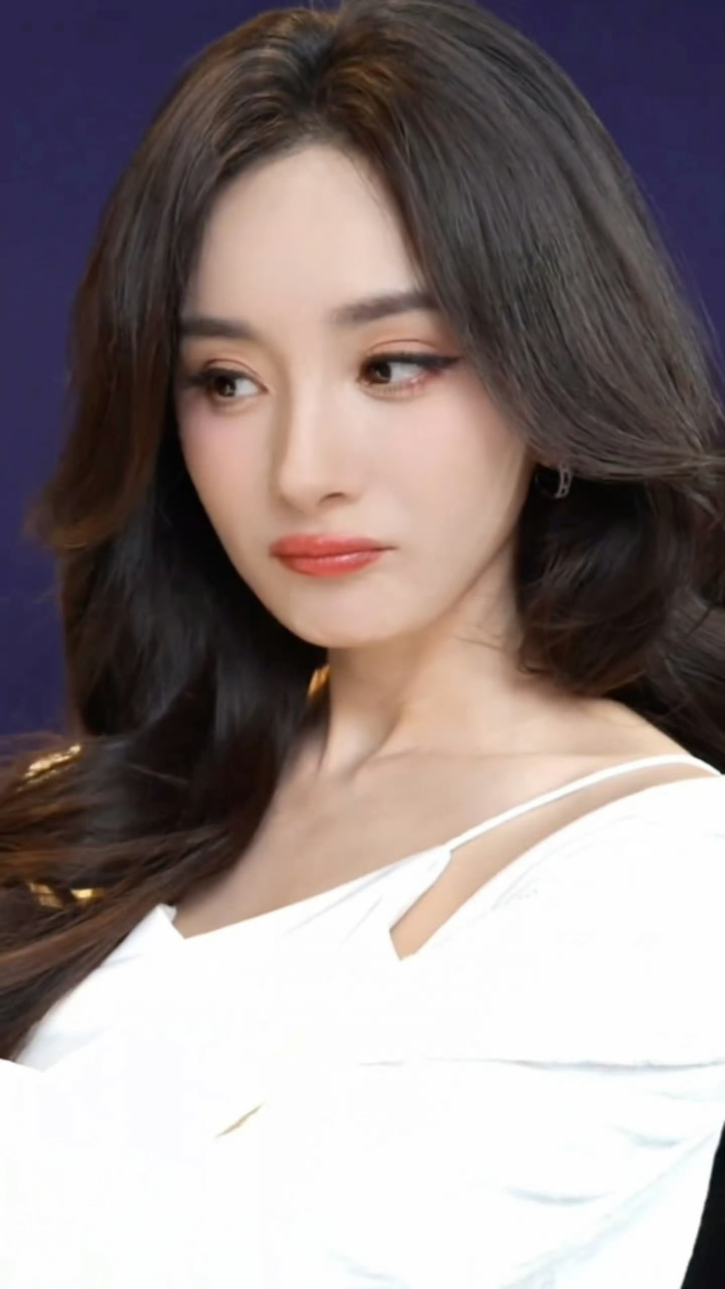 杨幂白纱抹胸裙仙气感白纱轻扬，抹胸勾勒绝美肩颈，一出场就是自带柔光的仙女本人。轻