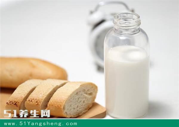 这样喝牛奶相当于白喝, 这4个常见的错误喝法别再犯了