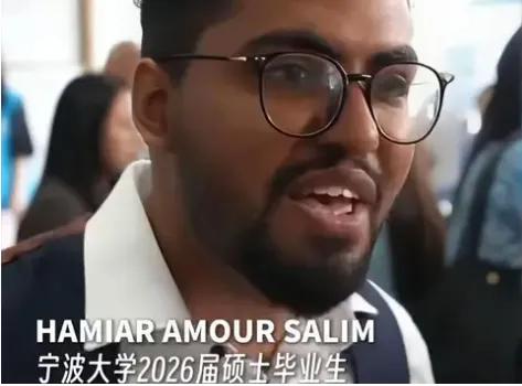 宁波罗密欧入职照抱着花，评论区狂刷"滚"！同一周南京汤家凤三连拷问把外籍务工又吵