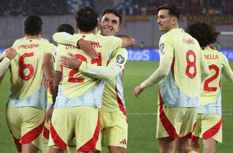 随着西班牙4-0再创记录，比利时1-1爆冷，3队已出线！北京时间11月16日凌晨