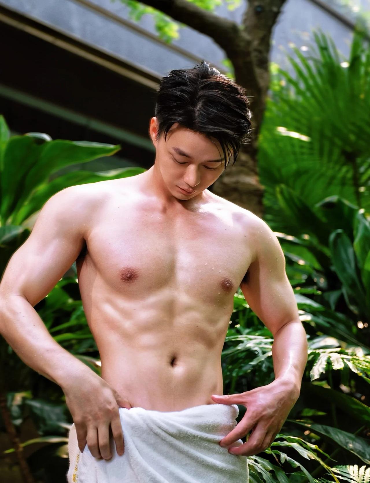 水下转身：被这腹肌硬控了💦男士写真玩水还松弛腹肌跳水