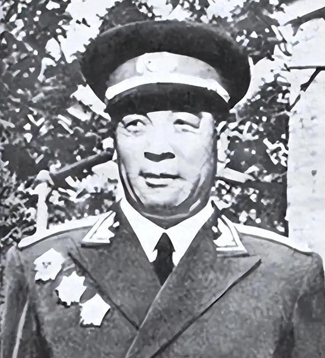 1955年时，四野名将聂鹤亭原拟被授予中将军衔，但他对此有些个人情绪，他是粟裕的