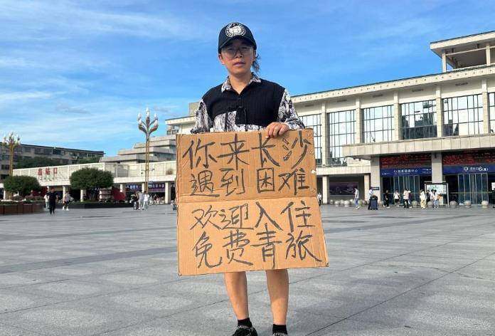 “泪目了！”湖南长沙，一男子开了家青年旅馆，不仅入住免费，还提供免费的食物！2年