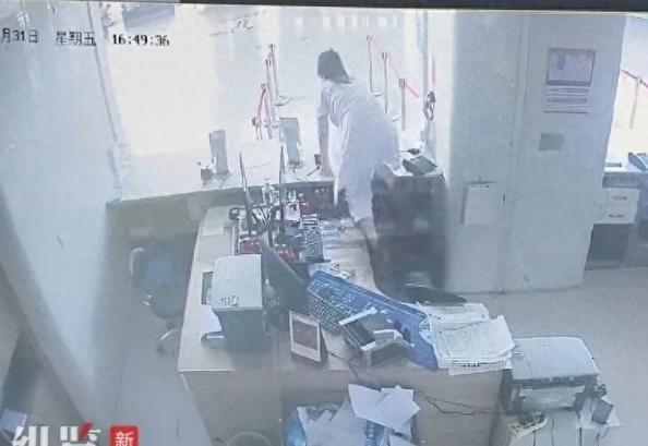 这下好了，不仅濮阳的人知道了，连全国人民都知道了！医院收费员小姐姐三步跳窗台紧急