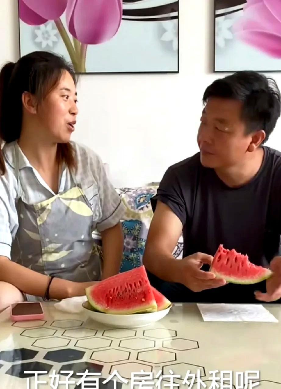 38℃街头，他晒成两截色老婆掀开袖子那刻，眼泪差点掉下来陈宏在镇上路口摆