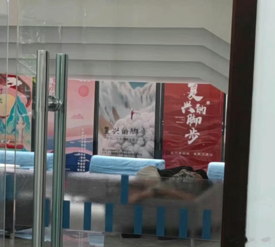 图书馆不是你们的大床房…