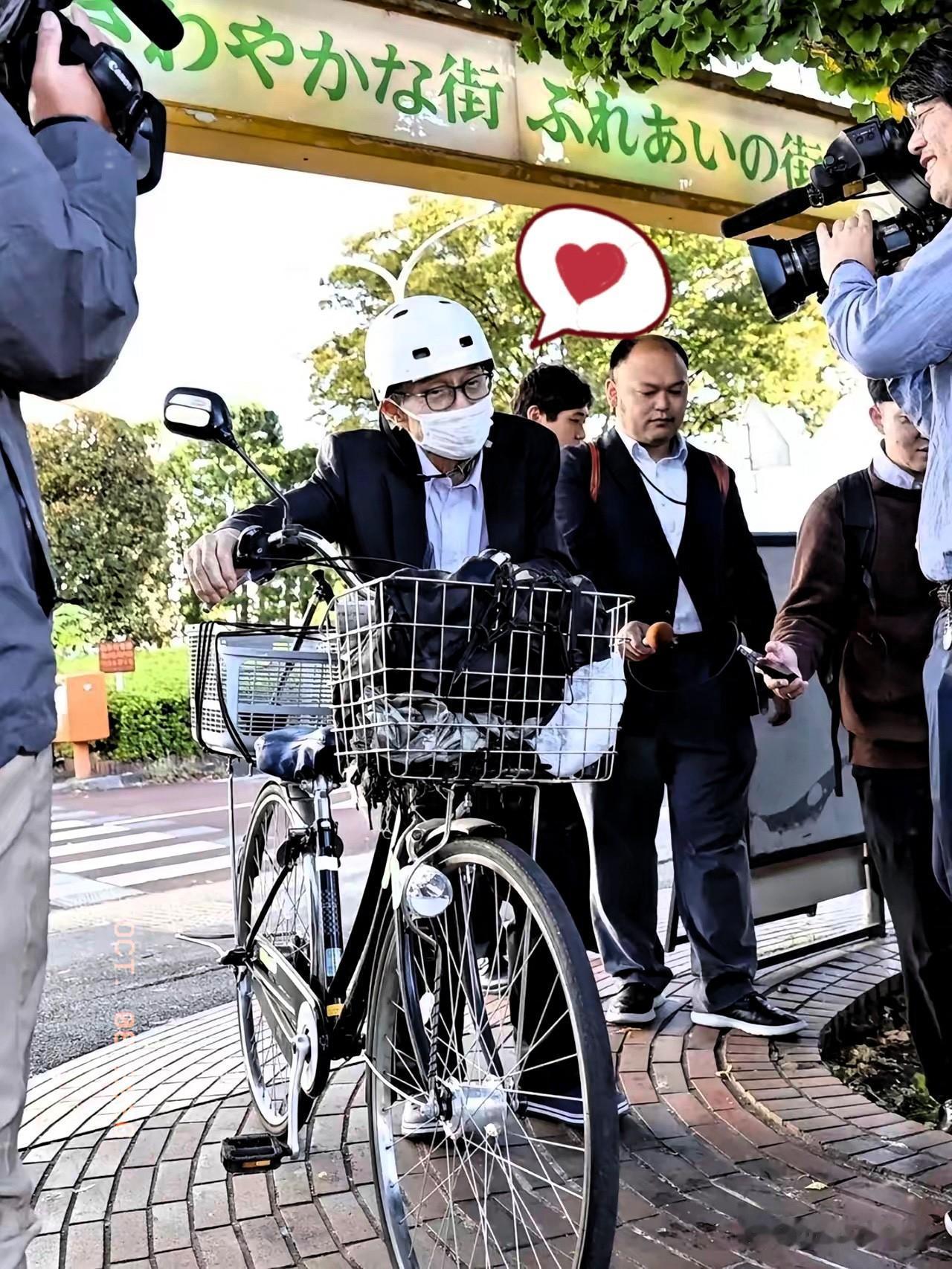 日本这位刚获诺贝尔奖的老教授，是在超市买菜的时候接到了获奖通知电话，后来记者上