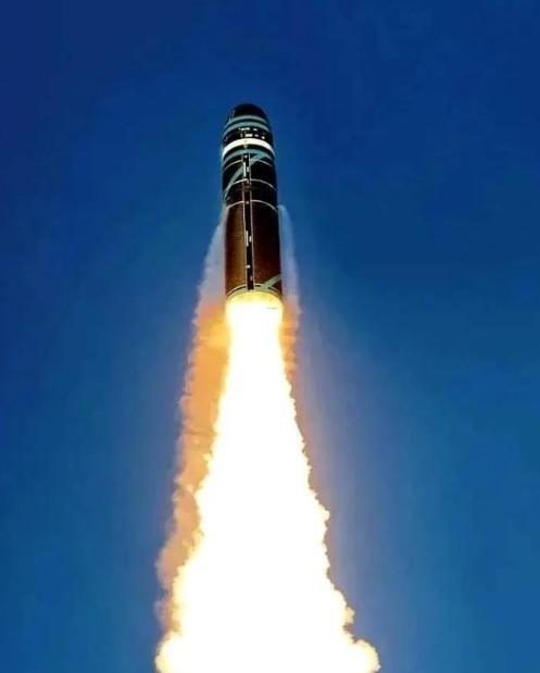 刀都架在脖子上了，伊朗总统突然站出来，对着全世界喊了两句话。第一，核武器，我们不