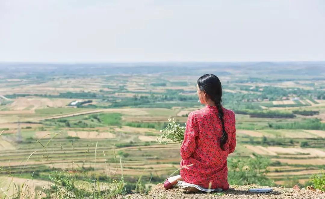 14岁那年，妈妈过世了。没人管我，没钱买卫生巾。用两条毛巾洗洗换着垫。几块钱一