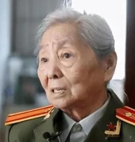 1979年纽约白罗克仑博物馆那场聚会，一个美国男人突然冲到中国女人面前，抓住她的