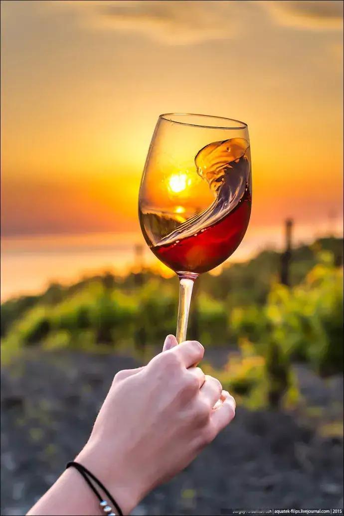 下联：把酒唤星光。