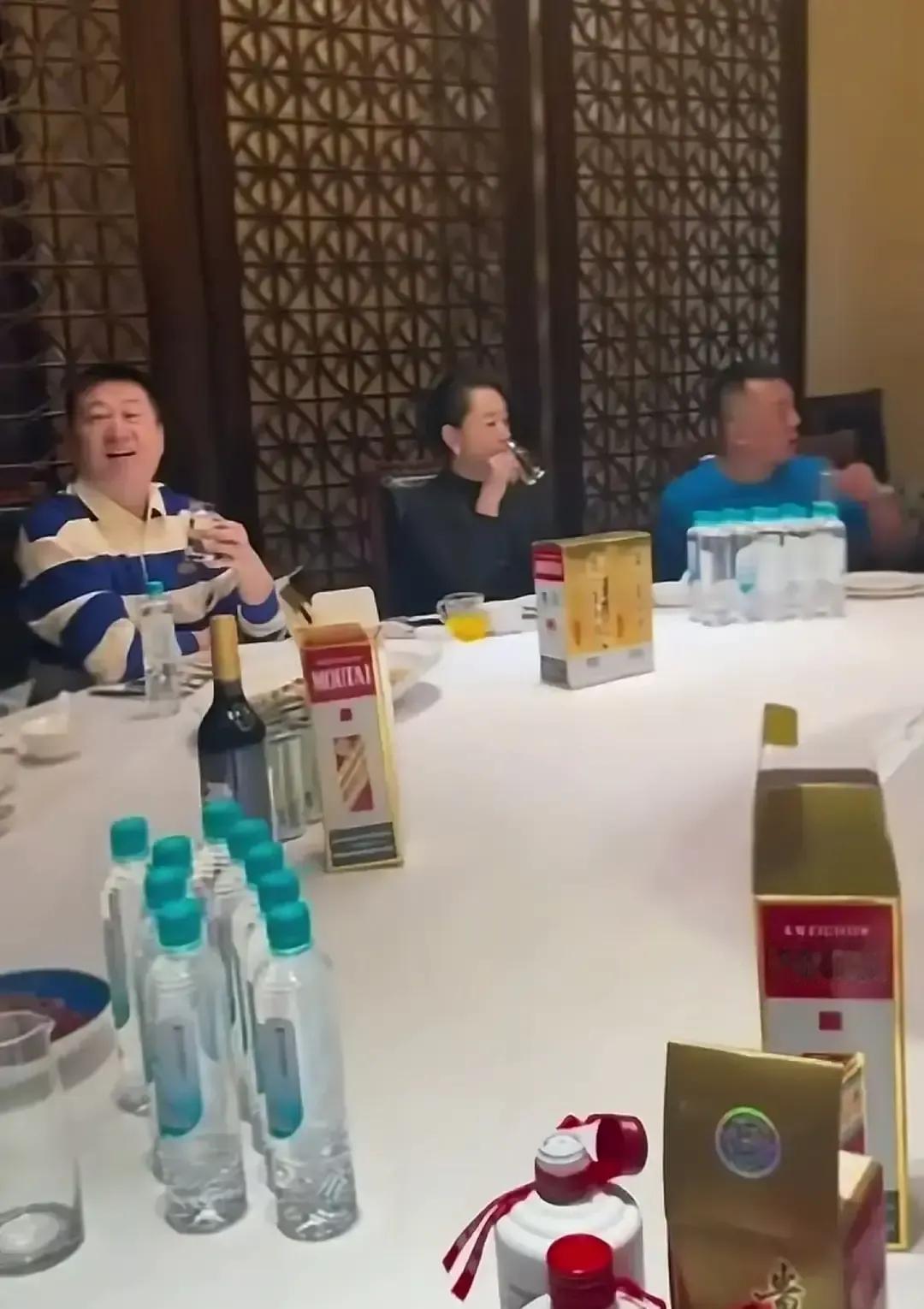 张鹤伦被拍到和“加代夫人”张敬同桌吃饭，照片一出，评论区直接炸锅。德云社的相声