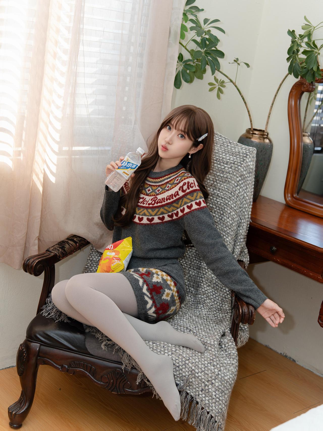 小美女居家灰色打底丝袜写真，看了心情瞬间变好！