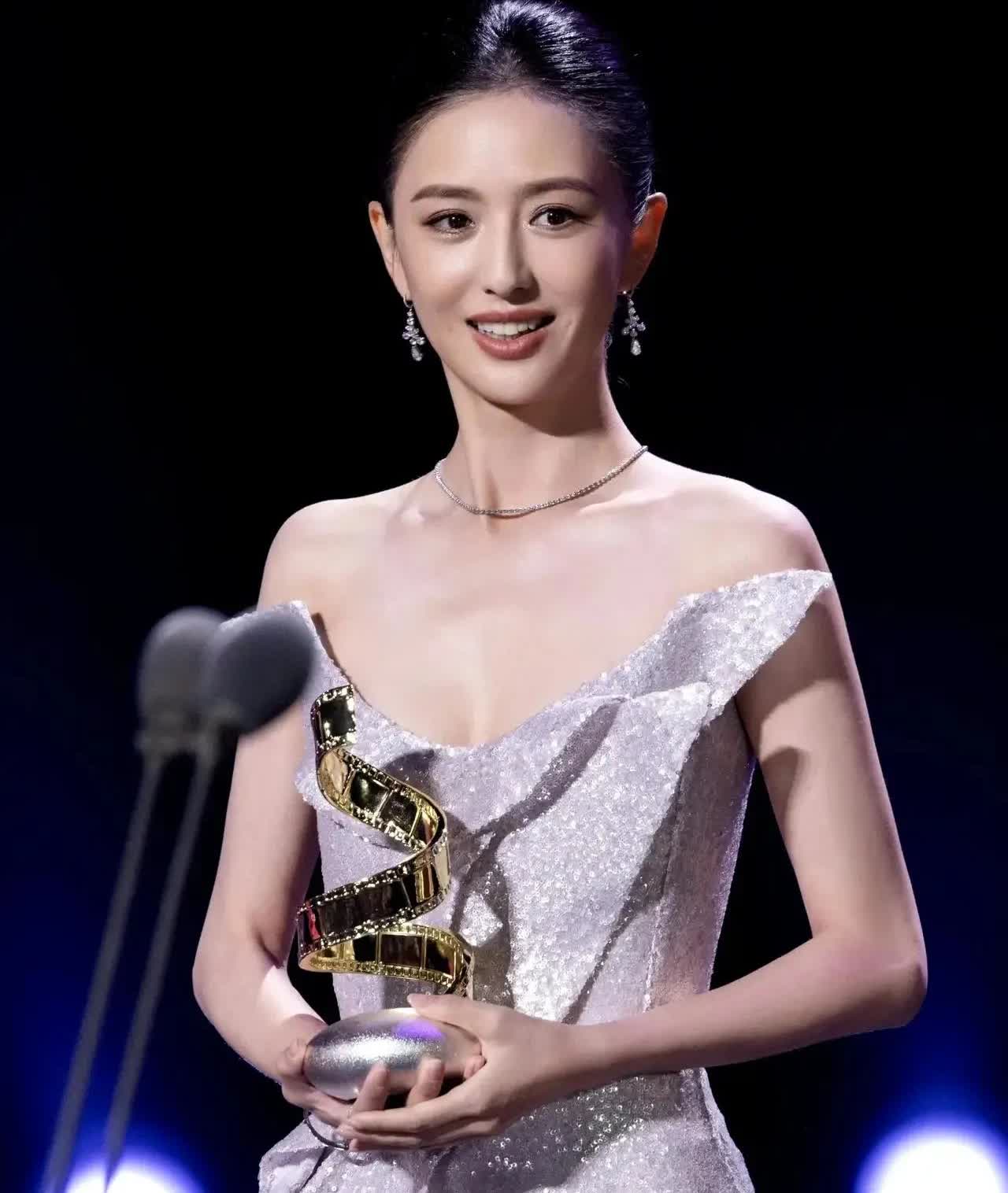 闪耀红毯之夜，佟丽娅手捧奖杯，光彩夺目！💃✨