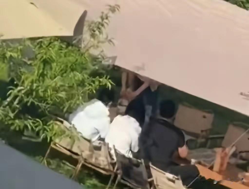 成都集训，孙颖莎放了半天假，就跟着邱贻可太太去露营了！不得不说，邱贻可媳妇