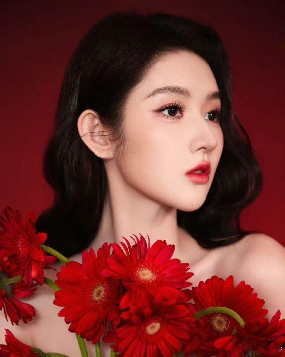 王玉雯这么红那么美时尚的完成度，最终在于人。王玉雯用她的表现力证明，再好的华服