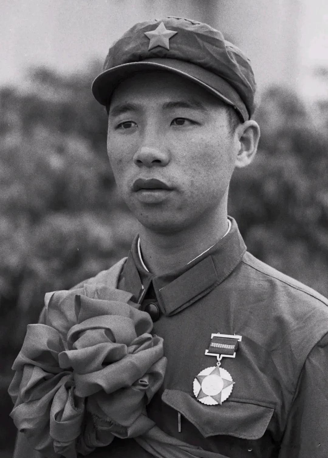 80年代对越自卫反击战二等功臣张桂福，下岗后靠捡拾废品维持生计，婚姻破裂独自抚养