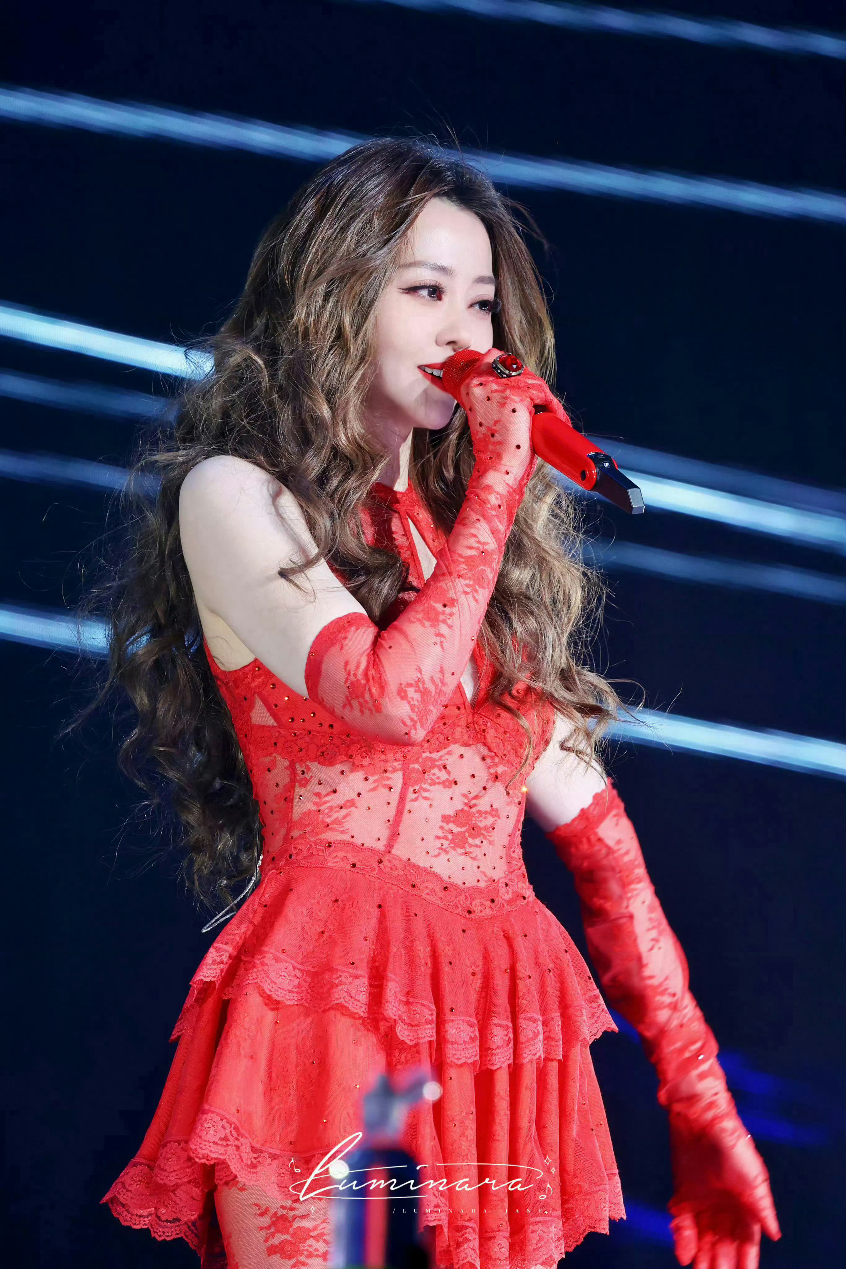 张靓颖红色蕾丝套装谁能受得了