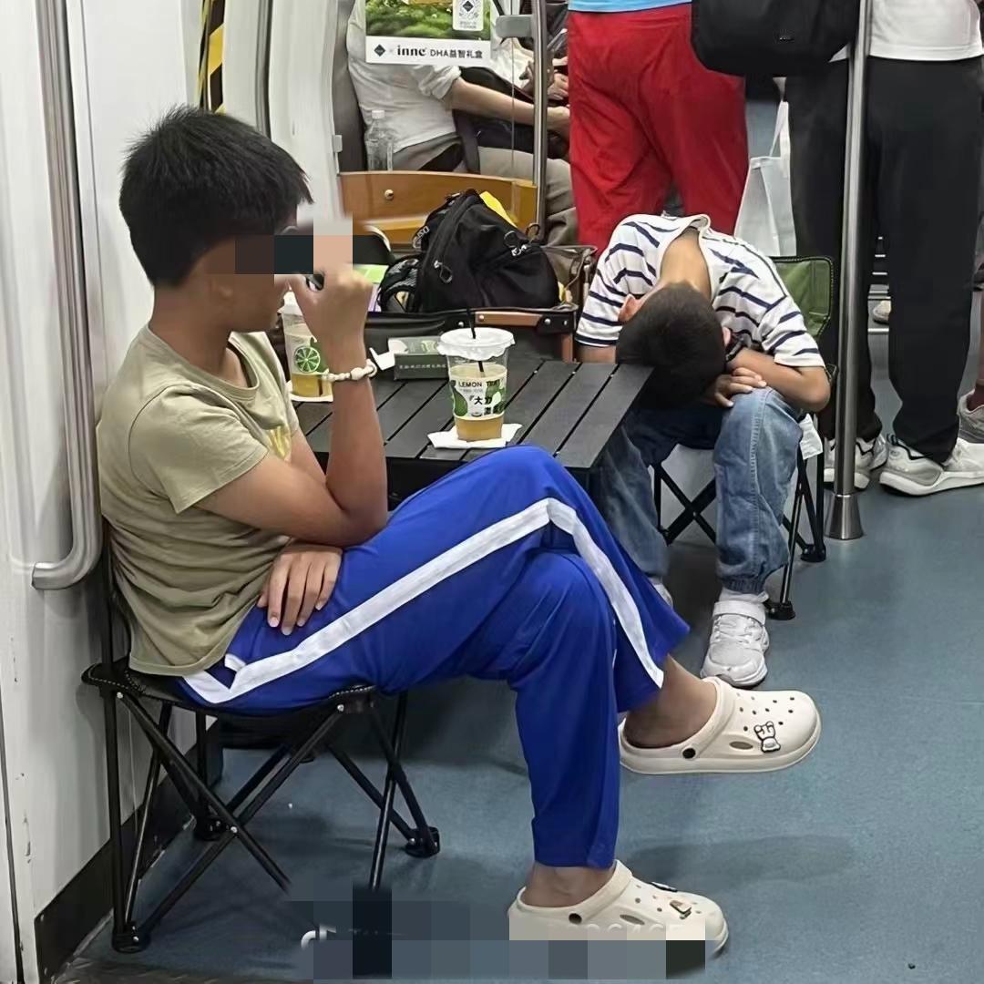 网友们来说一下深圳上学的孩子真的这么松弛感满满吗？今天刷视频刷到一个博主发的