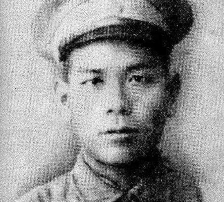 1959年，周总理在西花厅接见首批特赦的黄埔同学。当走到一人面前时，总理主动伸出