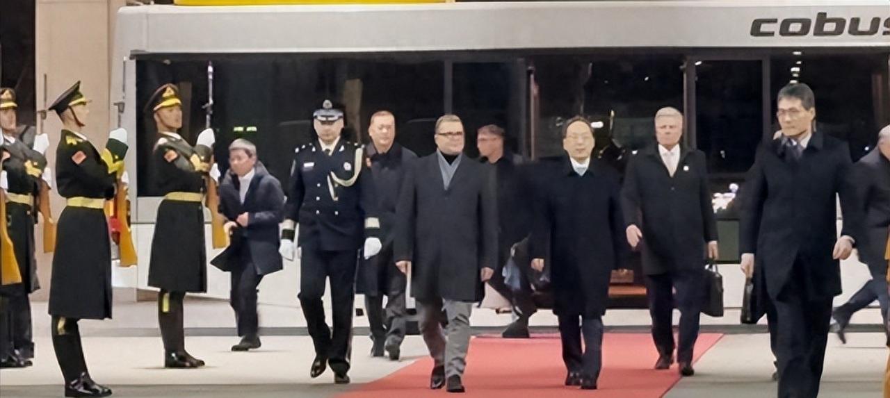 芬兰总理奥尔波来了，带着一堆高管，看似是来谈生意的，但你要真这么看，那就把格局看