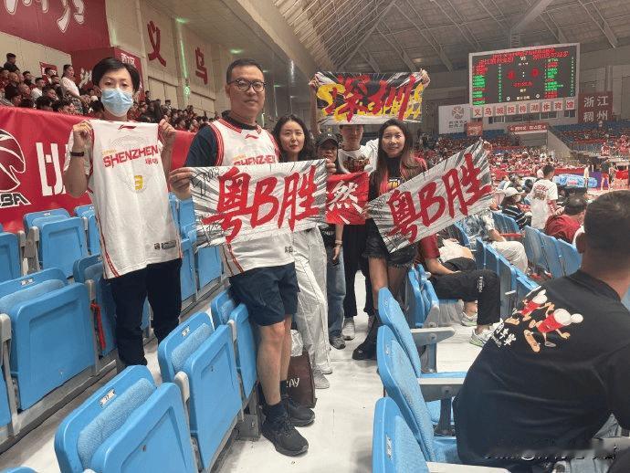 深圳男篮或提出申诉！据深圳媒体人郑志鹏透露：与浙江男篮比赛的上半场结束后，浙江