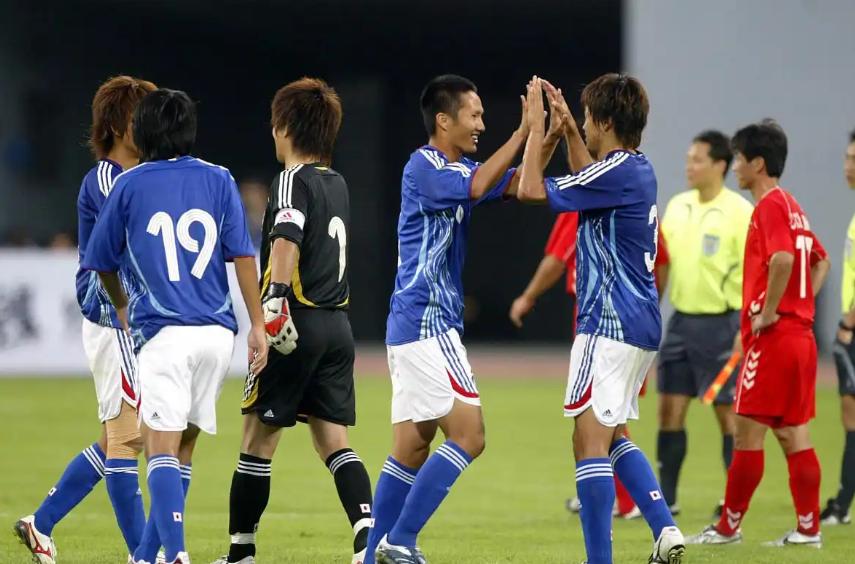 日本足球这三十年就像开了挂一样，在世界杯上赢德国、西班牙，亚洲杯拿冠军几乎毫无悬