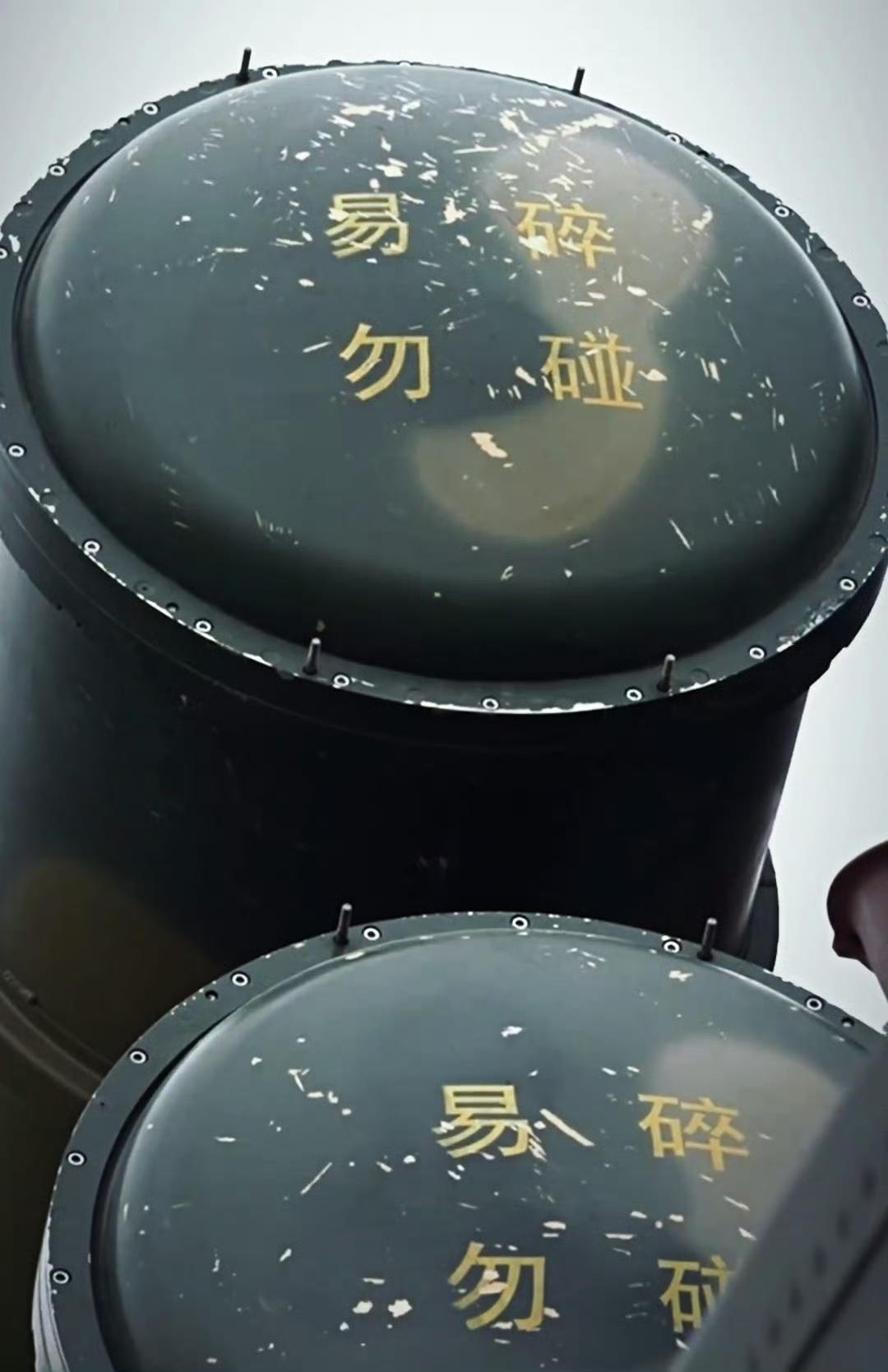 我军"红旗-16"防空导弹的发射筒口盖写写"易碎，勿碰"！主要用于保持筒内恒