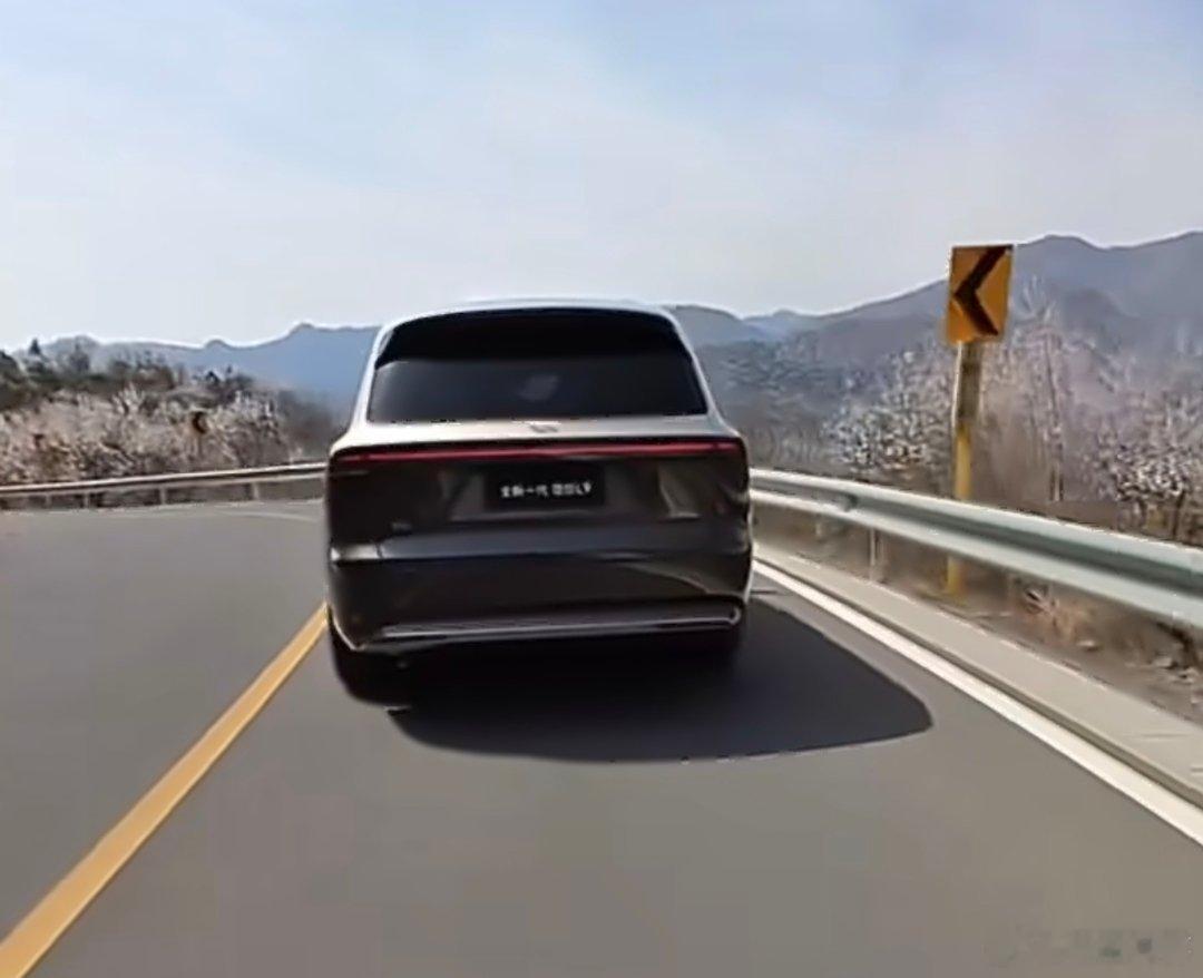 全新理想L9实车曝光猝不及防！新款理想L9Livis实车直接被拍📸作为旗舰