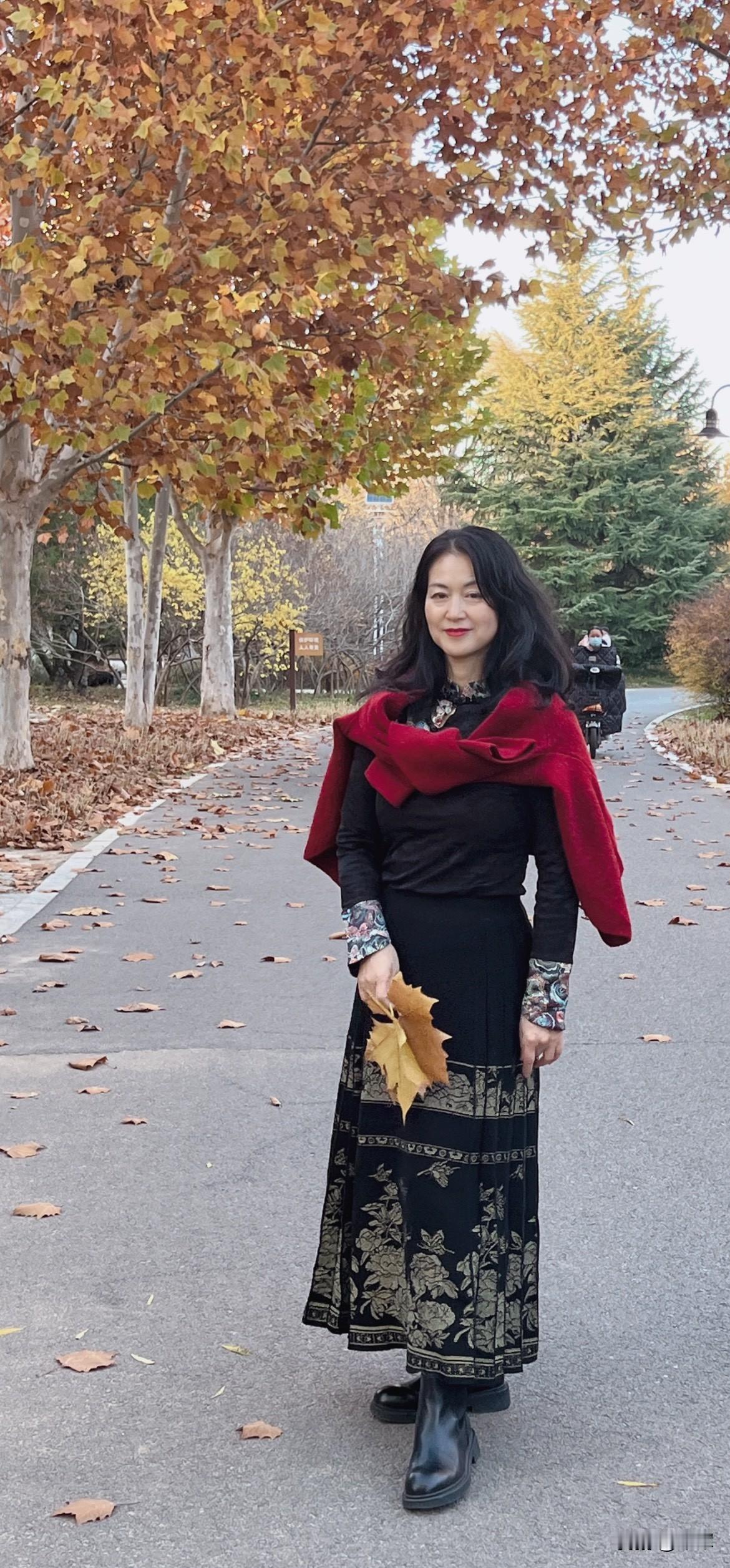 一次走在街上，一个高大有肌肉的型男直接朝我走来，连我旁边的同伴都没理，直接就冲我